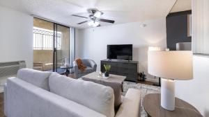 洛杉矶Landing Modern Apartment with Amazing Amenities (ID8735X33)的带沙发和电视的客厅