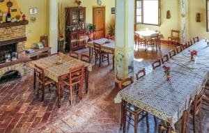 波马兰切Monterufoli 4f的一间带桌椅和壁炉的用餐室