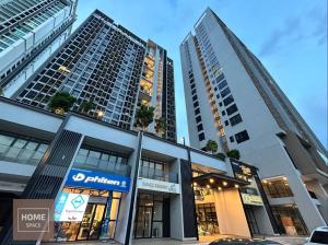 新山Cosy Sky Tree 5 min walk to Aeon Bukit Indah JB Legoland Exclusive Room Suite By HomeSpace的一座城市里两座高楼,有商店