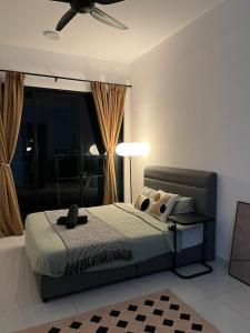 新山Cosy Sky Tree 5 min walk to Aeon Bukit Indah JB Legoland Exclusive Room Suite By HomeSpace的一间卧室配有一张带吊扇的床