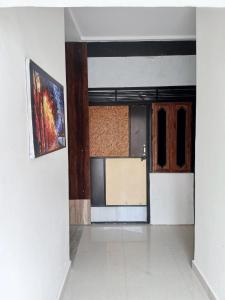 马图拉OP Krishna Homestay的一个空房间,有厨房和门