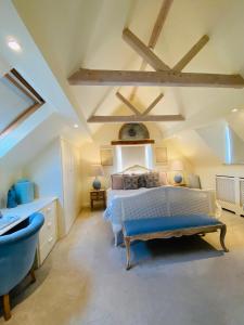 奇平卡姆登Campden Mews的一间卧室配有一张大床和一张蓝色椅子