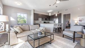 Fort Myers VillasLanding Modern Apartment with Amazing Amenities (ID8094X36)的客厅配有沙发和桌子