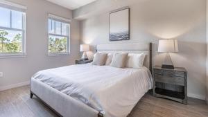 Fort Myers VillasLanding Modern Apartment with Amazing Amenities (ID8094X36)的卧室设有一张白色大床和两个窗户。