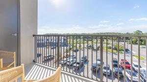 Fort Myers VillasLanding Modern Apartment with Amazing Amenities (ID8094X36)的阳台享有停车场的景致。