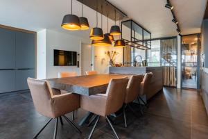 哈尔德韦克Het-Boothuys的厨房配有大型木桌和椅子