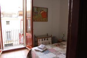 菲格拉斯En el centro de Figueres 4 habitaciones 3 baños y 2 terrazas enormes的一间卧室设有一张床和一个大窗户