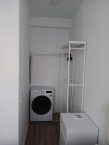 马德里Francos Rodriguez1 Apartments的洗衣房配有洗衣机和架子