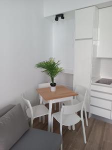 马德里Francos Rodriguez1 Apartments的一间小厨房,内设一张桌子和盆栽植物