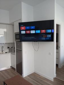 马德里Francos Rodriguez1 Apartments的厨房里的壁挂式平面电视