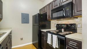 奥兰多Landing Modern Apartment with Amazing Amenities (ID4287X35)的厨房配有黑炉和冰箱。