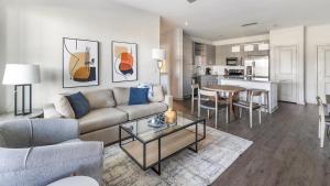 MiddleburgLanding Modern Apartment with Amazing Amenities (ID9455X92)的客厅配有沙发和桌子