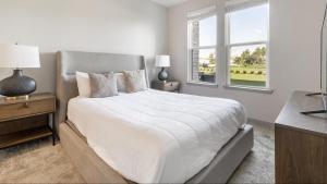 MiddleburgLanding Modern Apartment with Amazing Amenities (ID9455X92)的白色的卧室设有一张大床和一个窗户