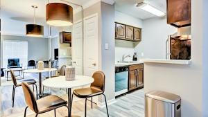 休斯顿Landing Modern Apartment with Amazing Amenities (ID5476X64)的一间厨房,内设两张桌子和椅子