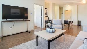 丹佛Landing Modern Apartment with Amazing Amenities (ID3173X70)的客厅配有大屏幕平面电视