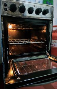 阿鲁沙Pole casual home Arusha的厨房里设有烤箱,门开