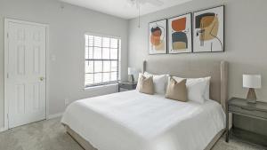 欧文Landing Modern Apartment with Amazing Amenities (ID1242X397)的白色的卧室设有一张大床和一个窗户