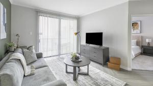 欧文Landing Modern Apartment with Amazing Amenities (ID1242X397)的带沙发和电视的客厅