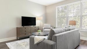 夏洛特Landing Modern Apartment with Amazing Amenities (ID9577X84)的带沙发和电视的客厅
