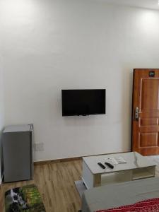 KpaliméLES 9 PLURIELLES - Studio 4的客厅设有壁挂式平面电视。