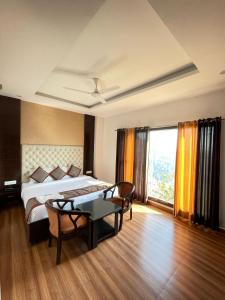 西姆拉Hotel Kaithli Hills Shimla的卧室配有一张床和一张桌子