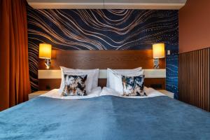 哥德堡ProfilHotels Opera的一间卧室配有蓝色的床和两个枕头
