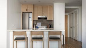 纽约Landing Modern Apartment with Amazing Amenities (ID3117X83)的厨房配有带四把椅子的柜台