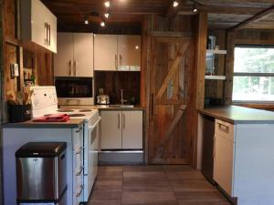 FramptonChalet Chic Shack - Un endroit paisible的一间厨房,配有白色家电和木门