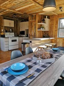 FramptonChalet Chic Shack - Un endroit paisible的厨房配有带蓝色盘子的桌子