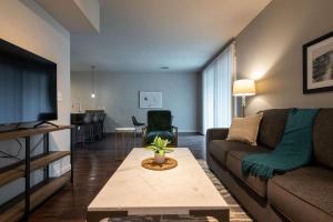 奥斯汀Landing Modern Apartment with Amazing Amenities (ID2977X82)的客厅配有沙发和桌子