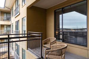 奥斯汀Landing Modern Apartment with Amazing Amenities (ID2977X82)的阳台配有两把椅子和大窗户