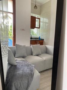 LuckySmallie 1-Bed Apartment in Goba Dar es Salaam的休息区