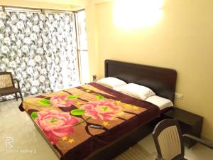 马哈巴莱斯赫瓦尔SALAS EXECUTIVE的一间卧室,床上放着鲜花