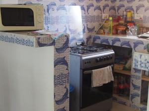 Boukot OuolofMaison Yaka的厨房配有炉灶和台面