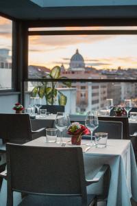 罗马21酒店的一张带酒杯的桌子,享有城市美景