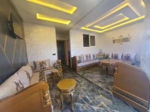 舍夫沙万Dar Brahim的客厅配有两张沙发和一张桌子