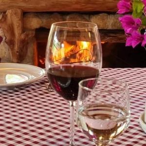 维奥康德马奥Fazenda pedra selada的一杯葡萄酒和一杯水放在桌子上