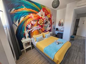 韦尔瓦Huelva Art的一间卧室,配有孔雀的大壁画