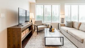 奥兰多Landing Modern Apartment with Amazing Amenities (ID7549X82)的带沙发和电视的客厅