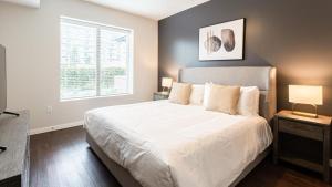 奥兰多Landing Modern Apartment with Amazing Amenities (ID7549X82)的卧室设有一张白色大床和一扇窗户。