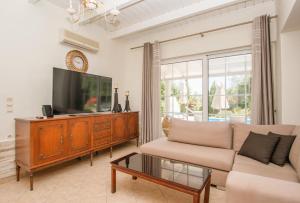 扎金索斯镇Zante Sun I - Getaway Villa!的带沙发和平面电视的客厅