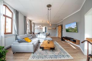艾森纳赫Apartment Kronprinz zentral mit Infrarot-Sauna的客厅配有沙发和桌子