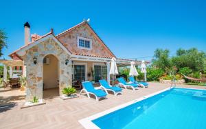 扎金索斯镇Zante Sun I - Getaway Villa!的别墅设有游泳池和庭院家具。