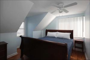 希塞德高地Island Time- beautifully renovated bay view home的一间卧室配有一张带吊扇的床