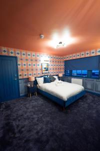埃姆斯沃思Kip 23 JJs Emsworth的一间卧室设有一张大床和橙色的墙壁