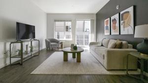 奥克兰Landing Modern Apartment with Amazing Amenities (ID1191X971)的带沙发和电视的客厅