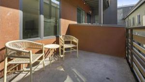 奥克兰Landing Modern Apartment with Amazing Amenities (ID1191X971)的大楼一侧的两把椅子和一张桌子