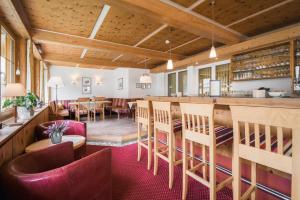 加尔盖伦布拉达贝拉蒙塔丰酒店的餐厅设有酒吧和桌椅