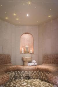 加尔盖伦布拉达贝拉蒙塔丰酒店的一间设有两把椅子和一个带蜡烛的坛的房间