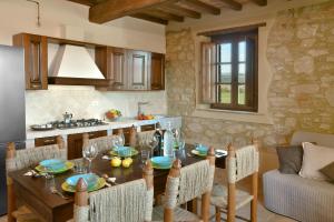 瓜尔迪斯塔洛Podere La Querciola的厨房以及带木桌和椅子的用餐室。
